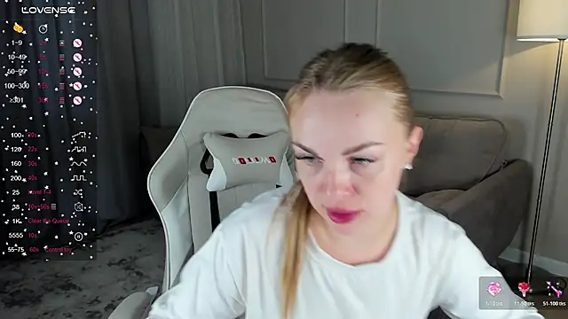 lolalitte live cam on StripChat