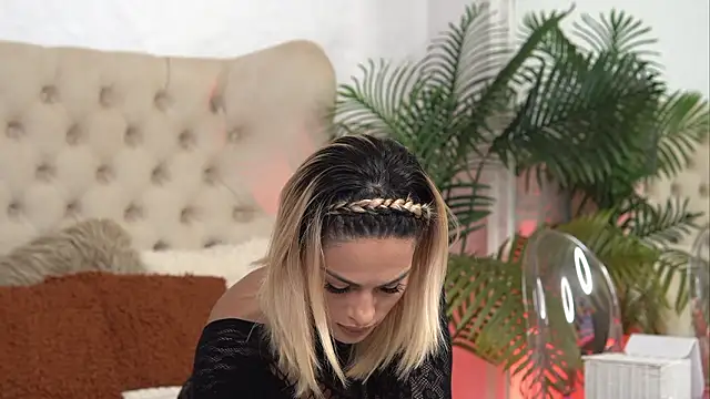 TiffanyMaze live cam on StripChat