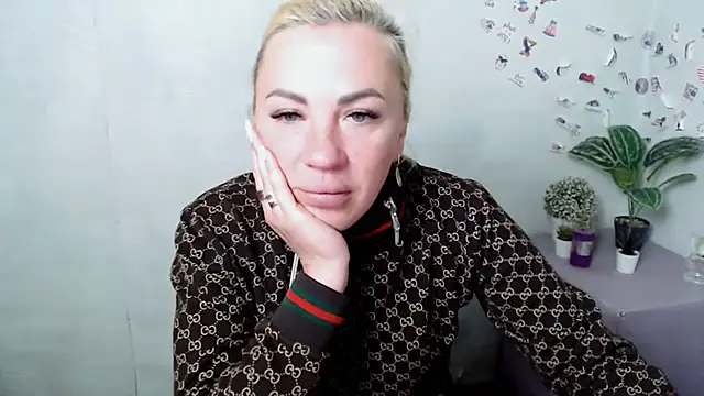 LilaCandy6 live cam on StripChat