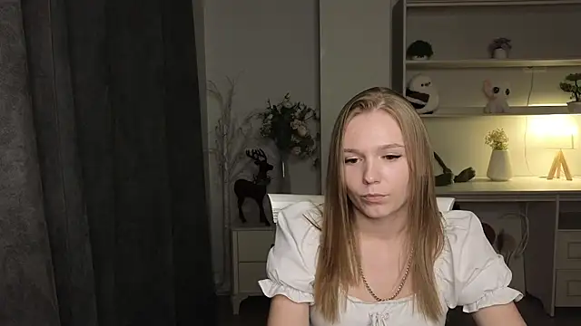 YuonneJoffe live cam on StripChat
