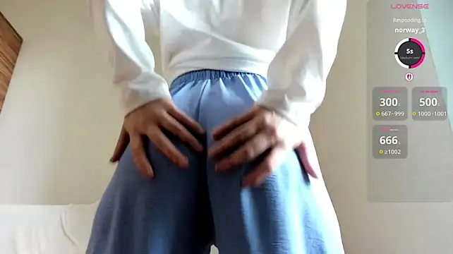 ErlinaBuoy live cam on StripChat