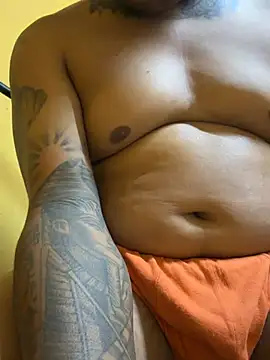 RobertoLeo42980 live cam on StripChat