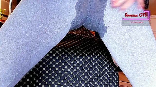 Cameltoe_squirt_inPants