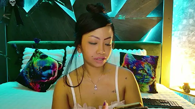 ElyaQuinn live cam on StripChat
