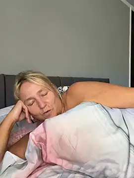 Blondnboujee53