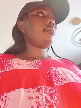 Queenmillan, live now