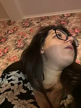 NadiraNoor live cam on StripChat