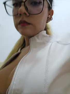 Pretty_roxxyy live cam on StripChat