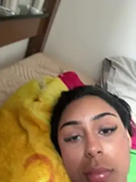luara_00x live on Stripchat