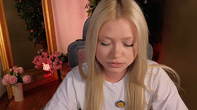 ItsJustGia live cam on StripChat
