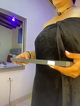 nina_glow live cam on StripChat