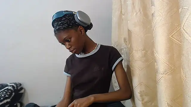 PetiteBarbie_05 live cam on StripChat