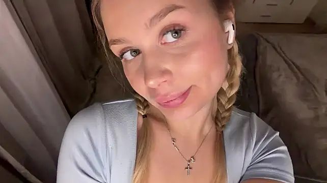 VeliaMarchionese live cam on StripChat