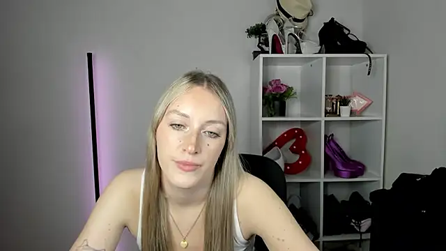 EvelynBlond live cam on StripChat