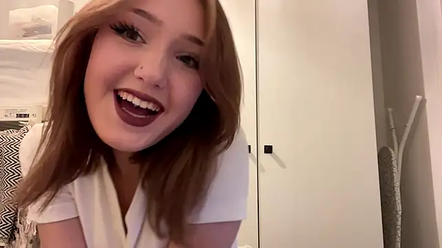 sereneglowz live cam on StripChat
