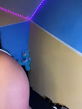 Laulin_TayyyX live cam preview