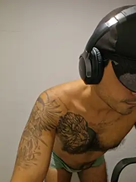 moreno18rn live cam on StripChat