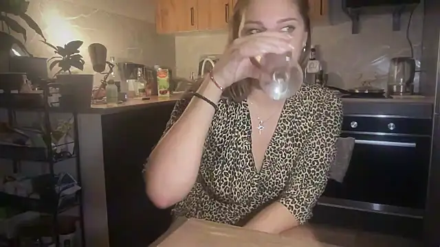 Alisa2000 live cam on StripChat