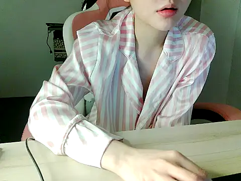 Linh-Barbie live cam on StripChat