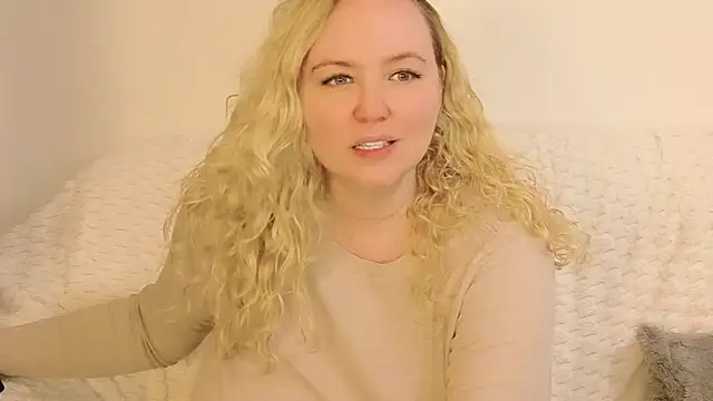 Sarah4you live cam on StripChat