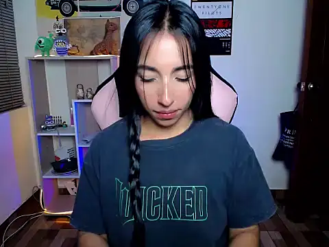 Amber_Morgan_1