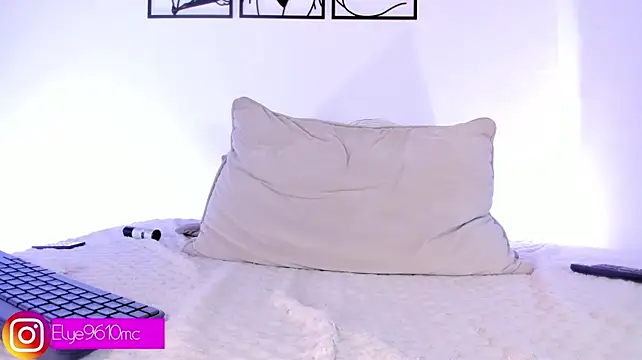 ellie_mcdonald live cam room
