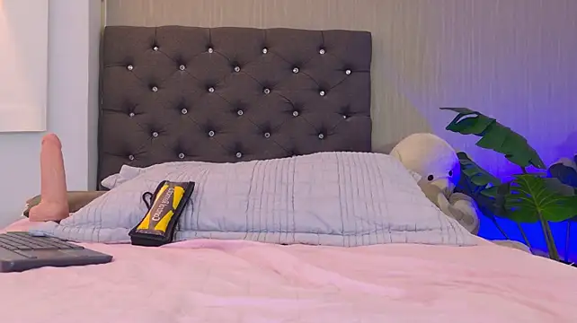 maki_bby live cam room