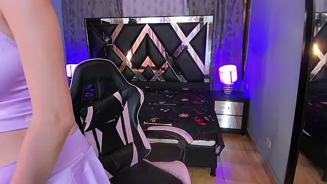 Linda4Petite live cam room