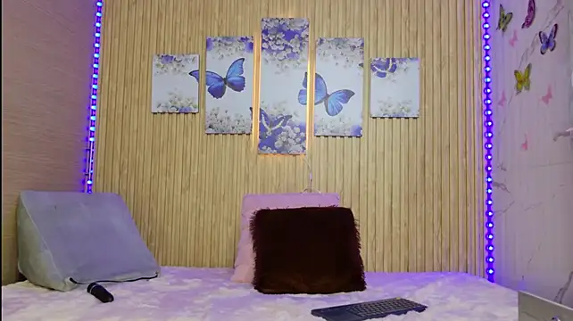 Moonceleste live cam on StripChat