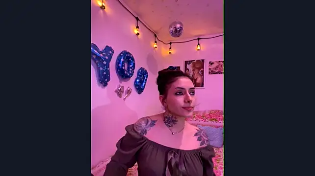 LiliJones_ live cam room