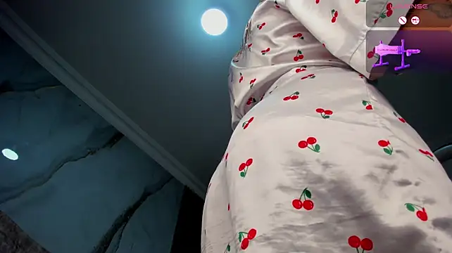 mia_18v live cam preview