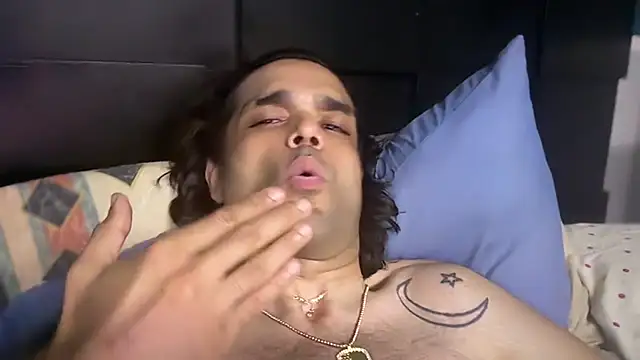 icebergslim281 live cam on StripChat