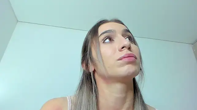 im_sarah34 live cam on StripChat