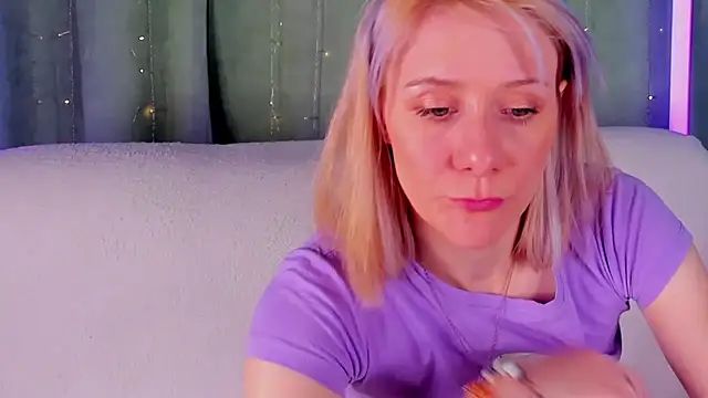 NikaBond live cam on StripChat