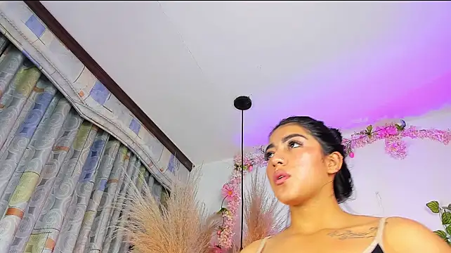 Quiinn_bx live cam on StripChat