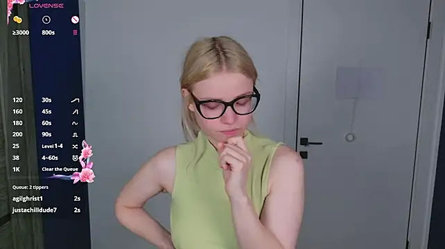 ChloeWells live cam on StripChat