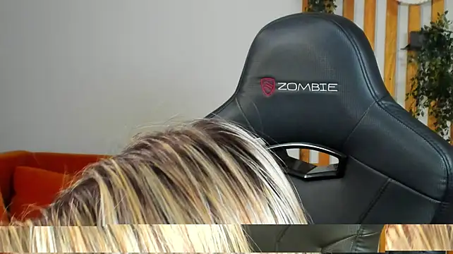 ElaraVoltage live cam on StripChat