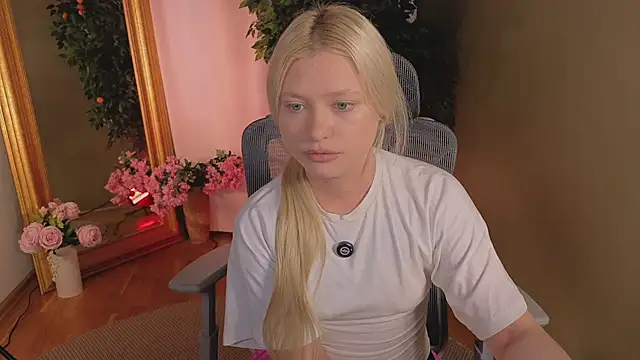 ItsJustGia webcam stripchat model stream image