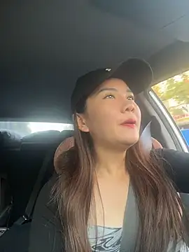 Yioyio-666 live cam on StripChat