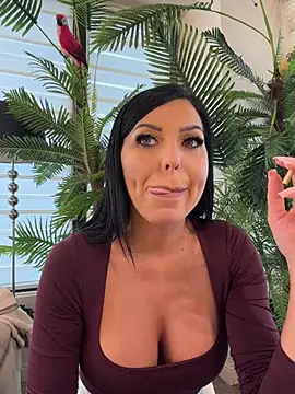 ReynaMorel live cam on StripChat