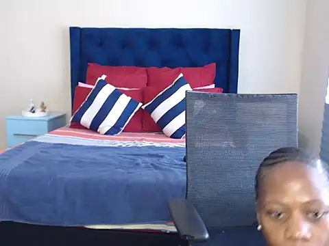 QUEENMANDYY live cam on StripChat