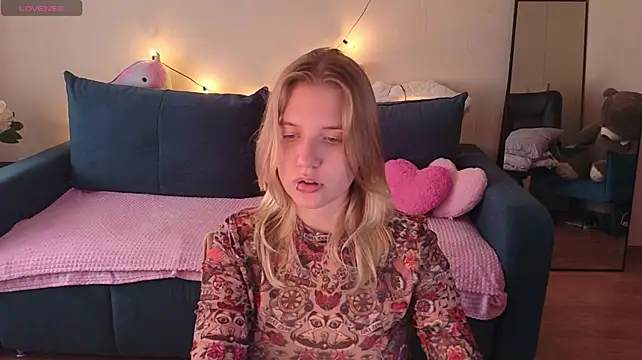 Viki_Charm live cam on StripChat