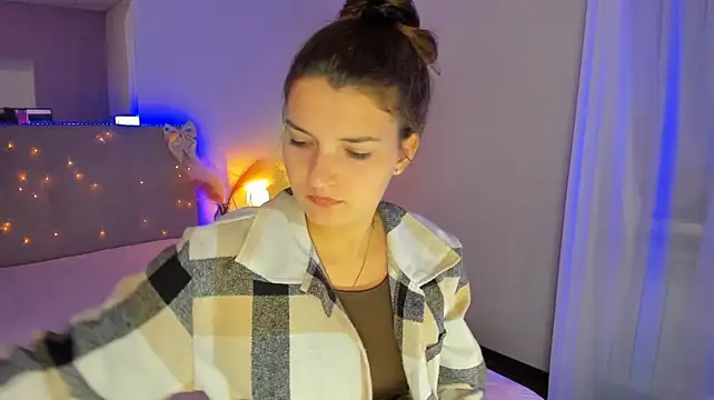 Laura_Leee