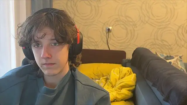 alek_trika (M twink) - Feet tease