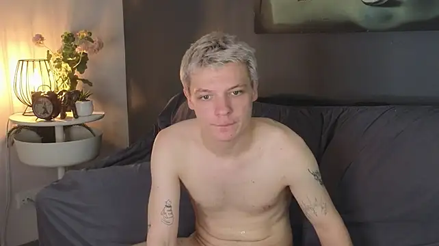 moon_kitt (M twink) - cum show
