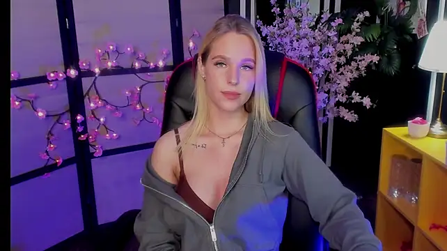 Blondie_Muse live cam on StripChat