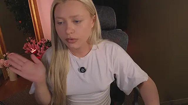 ItsJustGia live cam on StripChat