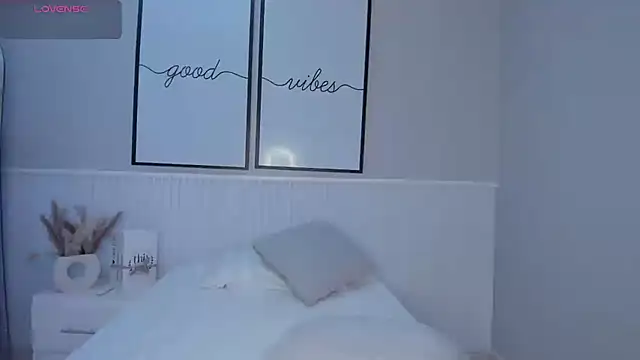 little_doll4u__ live cam on StripChat