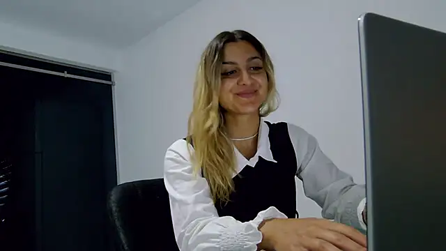 NicolePlay live cam on StripChat