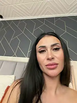 EmyLaveau live cam on StripChat